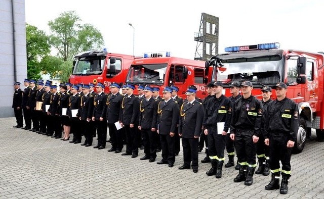 Powiatowe Obchody Dnia Strażaka we Staszowie były okazją do nadania wielu odznaczeń, medali, a także awansów na wyższe stopnie.