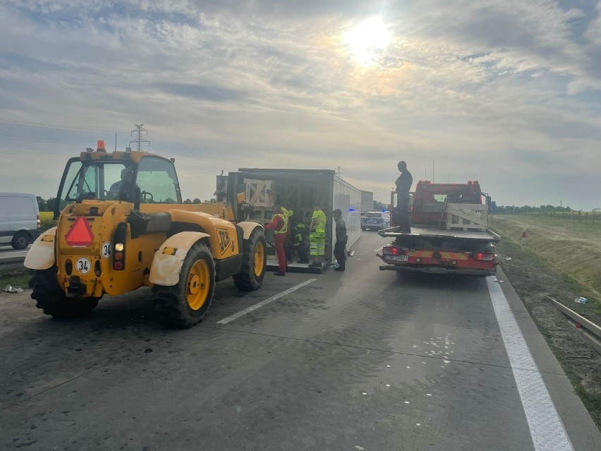 Groźny wypadek na A4. Ciężarówka leży na boku i blokuje przejazd autostradą. Utrudnienia do godz. 23! [ZDJĘCIA]