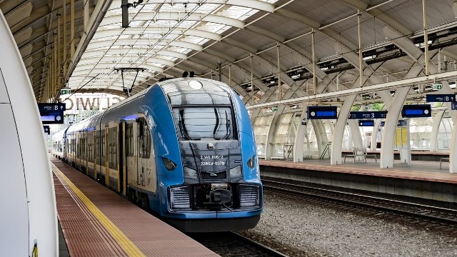 W październiku 2023 pobity został rekord frekwencji na trasie Bytom-Gliwice. Z połączenia kolejowego skorzystało blisko 12,5 tys. pasażerów.- To prawie sześć razy więcej niż w grudniu 2021 roku, kiedy uruchomiono połączenie po 8 latach przerwy i pozyskano pierwsze dane dotyczące napełnień – przekazuje Łukasz Zych, rzecznik prasowy Górnośląsko-Zagłębiowskiej Metropolii.