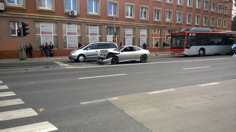 Na ul. Piłsudskiego około 13.40 zderzyły się fiat coupe i...