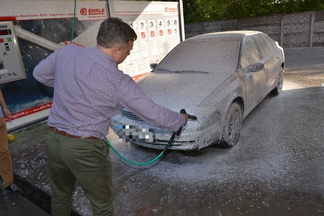 Właśnie tak – od pokrycia karoserii pianą – zaczyna się mycie auta w myjni Ehrle, znajdującej się przy ulicy 1 Maja w Kielcach.