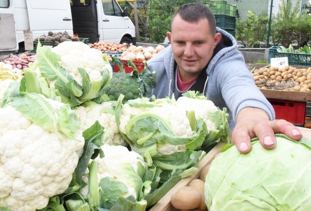 Wiele długich tygodni suszy przeważyło. Lato było piękne, choć niszczycielskie z perspektywy rolników. Suche pola przyczyniły się do znacznie mniejszych plonów. Efekt tego jest nieciekawy najbliższy okres dla konsumentów. W górę poszły ceny warzyw i chleba. Zbyt kolorowo nie jest, bowiem przyszły rok również zapowiada podwyżki. Jaka będzie jesień? Już teraz zapowiada się wzrost cen mięsa i nabiału. Jak wygląda sytuacja na zielonogórskim rynku? Zobaczcie ceny poszczególnych produktów.POLECAMY RÓWNIEŻ PAŃSTWA UWADZE:Chleb nasz powszedni coraz bardziej cenny. Czy będzie jeszcze drożej?