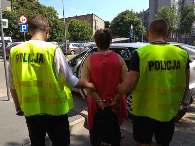 35-letnia łodzianka trafiła do aresztu po tym, jak policjanci znaleźli ją pijaną przed rozgrzaną przyczepą campingową, w której przebywała jej 2-letnia córka. Dziewczynka była naga, zapłakana i brudna. Kiedy funkcjonariusze znaleźli dziecko, bawiło się własnymi ekskrementami...WIĘCEJ CZYTAJ NA KOLEJNYCH SLAJDACH