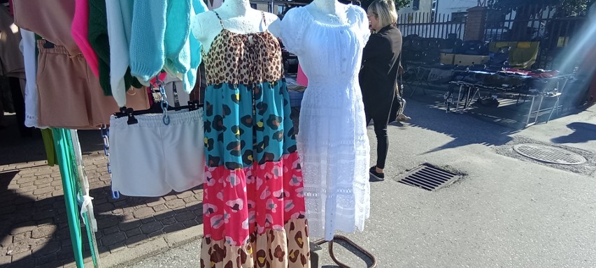 Moda na targowisku w Jędrzejowie. Sukienki na każdą okazję. Zobacz zdjęcia