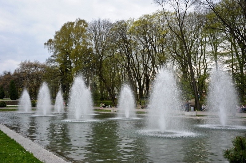 Od kilku dni w parku działają fontanny, które w widowiskowy...