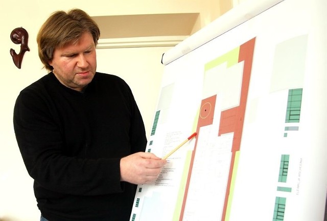 Andrzej Ciemiński prezentuje koncepcję pawilonu dla Domu Dziennego Pobytu w Chojnicach