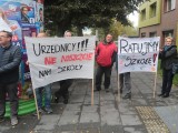 Protestujący skandowali "osiem klas"! Gorący protest przed Urzędem Miejskim w Policach [ZDJĘCIA, FILM]