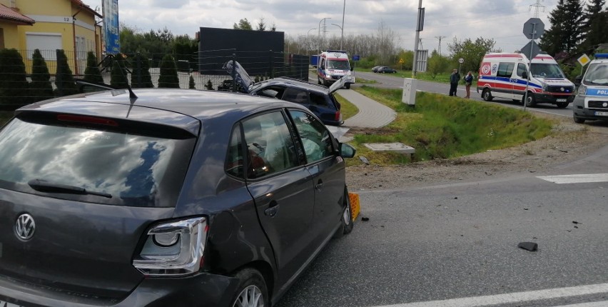 Czołowe zderzenie w Gorzycach. Cztery osoby z powiatów tarnobrzeskiego i sandomierskiego ranne. Droga była zablokowana