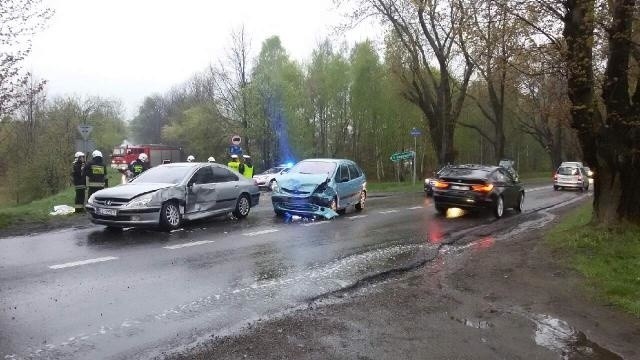 Wypadek w Łagiewnikach. 3 osoby poszkodowane [ZDJĘCIA]