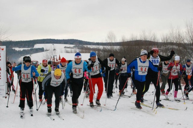 Start do tzw. Biegu Gwiazd na dystansie 2 km, w którym wystąpili amatorzy narciarstwa biegowego.