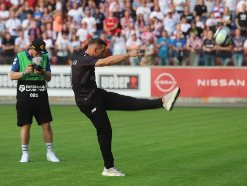 Zobacz kolejne zdjęcia. Przesuwaj zdjęcia w prawo - naciśnij...