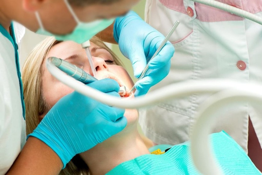 Toruń. Pacjentka od kilku lat ściga małżeństwo dentystów K. Teraz przegrała w sądzie sprawę o odszkodowanie