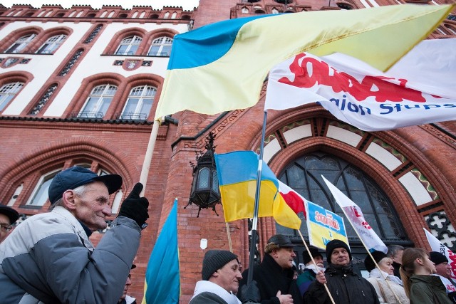 Manifestacja przed słupskim ratuszem.