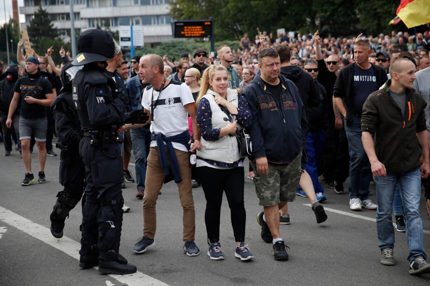 Niemcy: Demonstracje i zamieszki w Chemnitz po śmierci Niemca z rąk imigrantów [ZDJĘCIA] Antyfaszyści i neonaziści starli się na ulicach