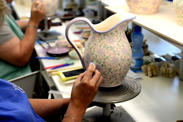 Proces produkcji bolesławickich naczyń ceramicznych jest niezwykle złożony