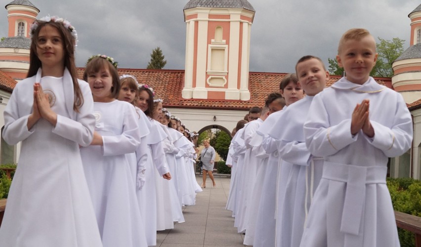 Komunia święta w klasztorze w Ostrołęce. Pierwsza Komunia Święta w sanktuarium św. Antoniego w Ostrołęce. 14.05.2022. Zdjęcia