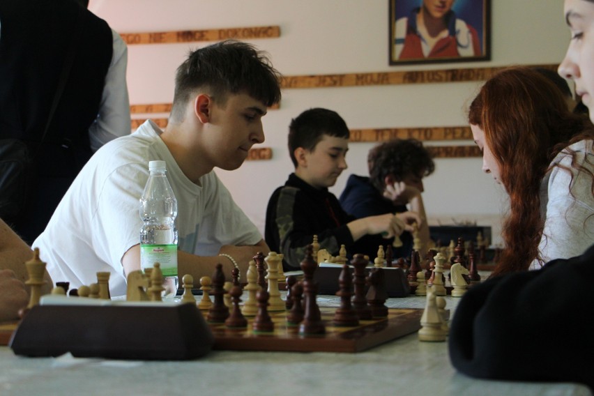 Turniej szachowy odbył się w poniedziałek w nsalce...