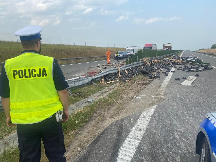 W Prząsławiu na północnej obwodnicy Jędrzejowa w ciężarówce wystrzeliła opona, ładunek wysypał się na jezdnię. Utrudnienia na "78"