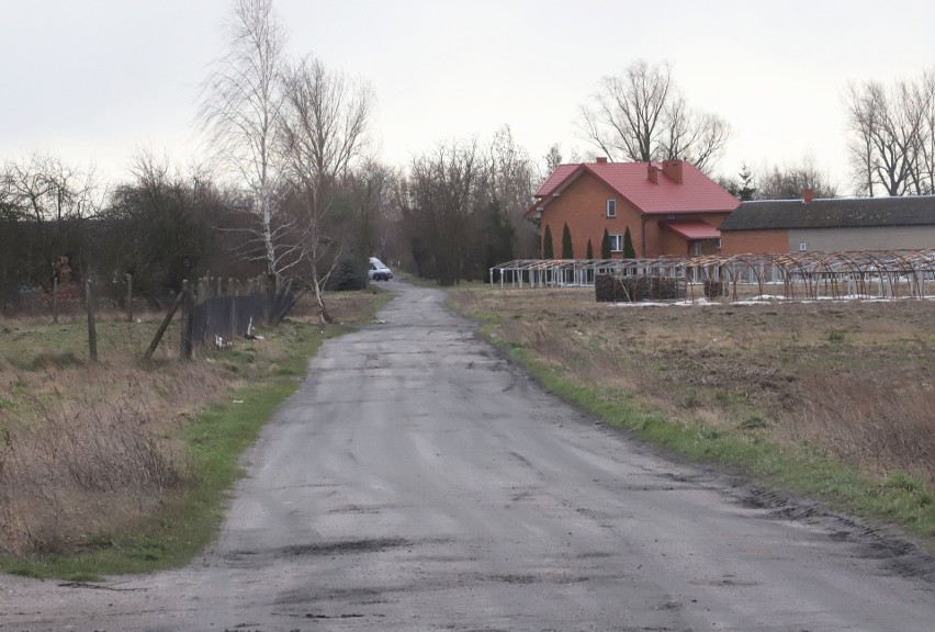 W tej chwili między Wolą Wrzeszczowską a Wolą Grabowską jest...