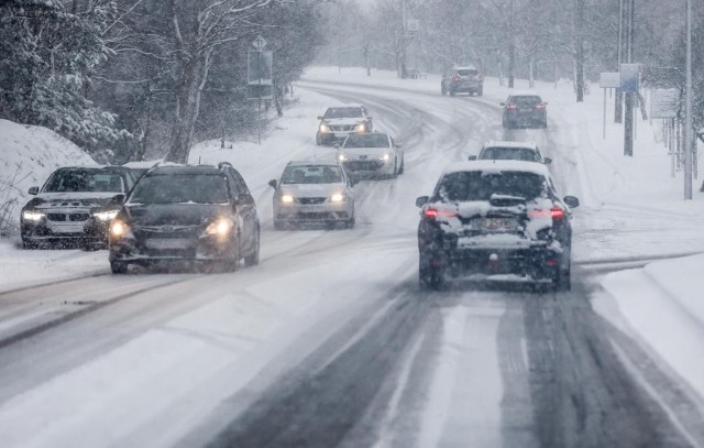 Kierowcy mogą zostać ukarani zimą za m.in. nieczytelne tablice rejestracyjne, zaśnieżone światła, odśnieżanie samochodu przy włączonym silniku, a także organizowanie kuligu autem