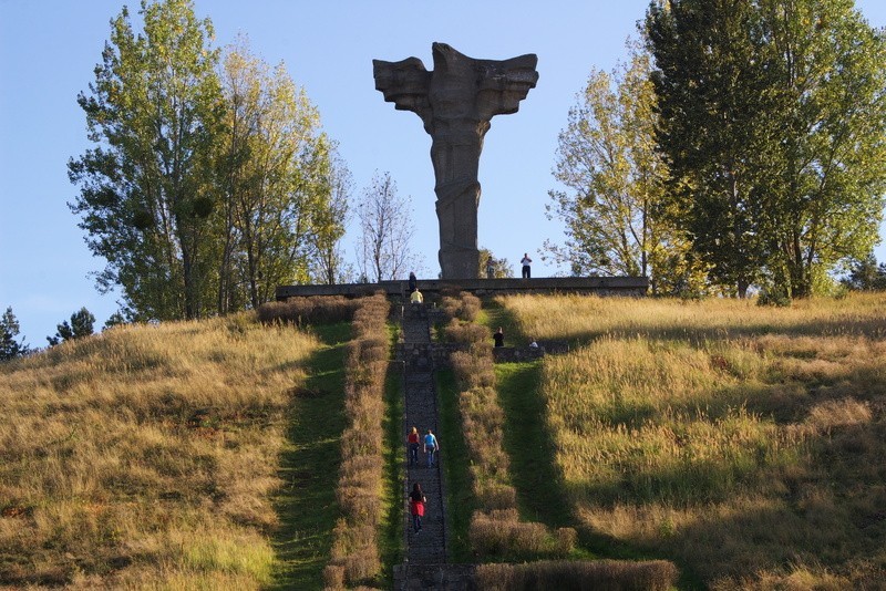 57. Pomnik orła na Górze Czcibora w Karpatach Cedyńskich