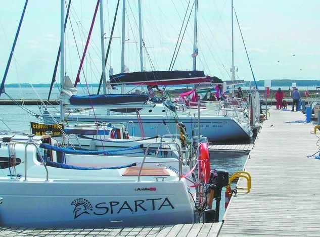 Mazury. Nowoczesne mariny kuszą żeglarzyW ciągu dnia porty świecą pustkami. Żeglarze zjawiają się w nich dopiero wieczorem. Za cumowanie jachtu w giżyckiej Ekomarinie, w zależności od wielkości łodzi, trzeba zapłacić od 20 do 30 zł.