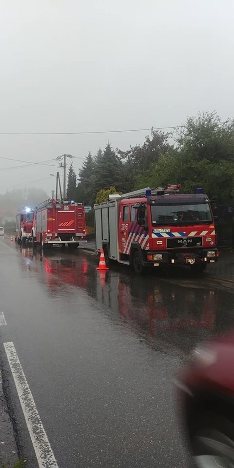 Zerwany dach w Ochojnie. Porywy wiatru narobiły szkody