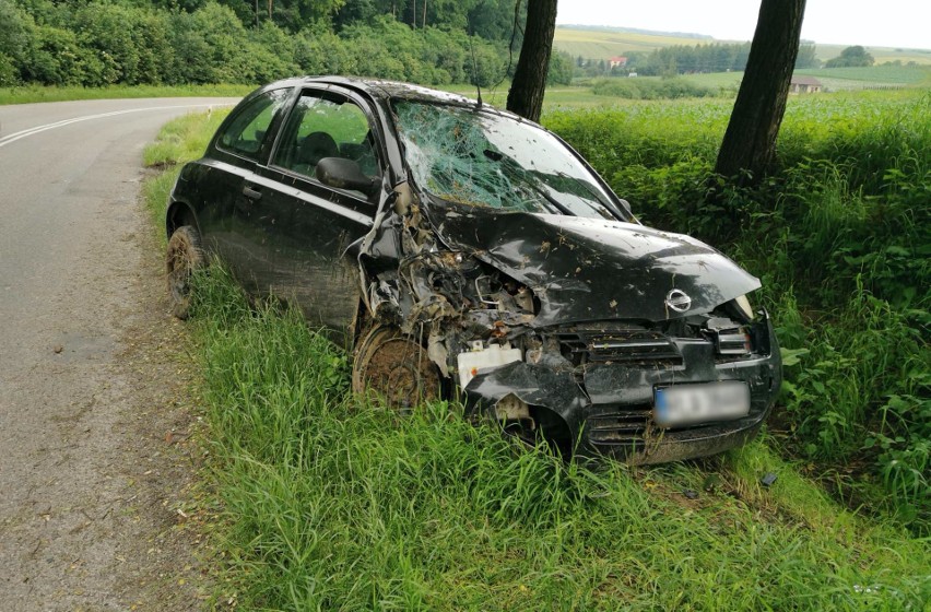 Po interwencji Nowin po sześciu dniach zholowano z drogi pod Przemyślem rozbity samochód [ZDJĘCIA]