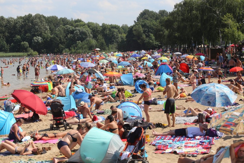 Tłumy nad Pogorią III w Dąbrowie Górniczej. Plażowicze korzystają ze słonecznej pogody. Byliście dziś na plaży? 