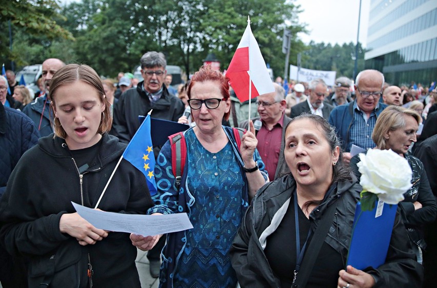 Kraków. Mieszkańcy protestowali przeciwko reformie sądownictwa [ZDJĘCIA]
