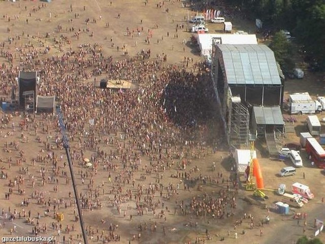 Na przystanku Woodstock jest już coraz więcej ludzi.