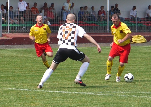 Dariusz Górnik (przy piłce) wraz z pozostałymi piłkarzami Skaryszewianki Skaryszew pokonał 4:1 Zorzę Kowala, zapewniając sobie awans do klasy okręgowej.
