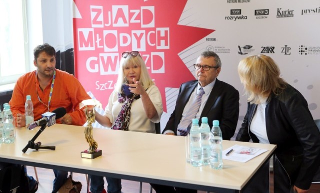 - Myślę, że polska młodzież lubi śpiewać polskie piosenki i dzięki nim te piosenki mogą zyskać drugie życie - mówi Szabłowska