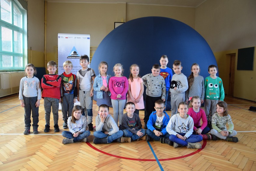 Zajęcia w mobilnym planetarium w SP nr 17 w Świętochłowicach