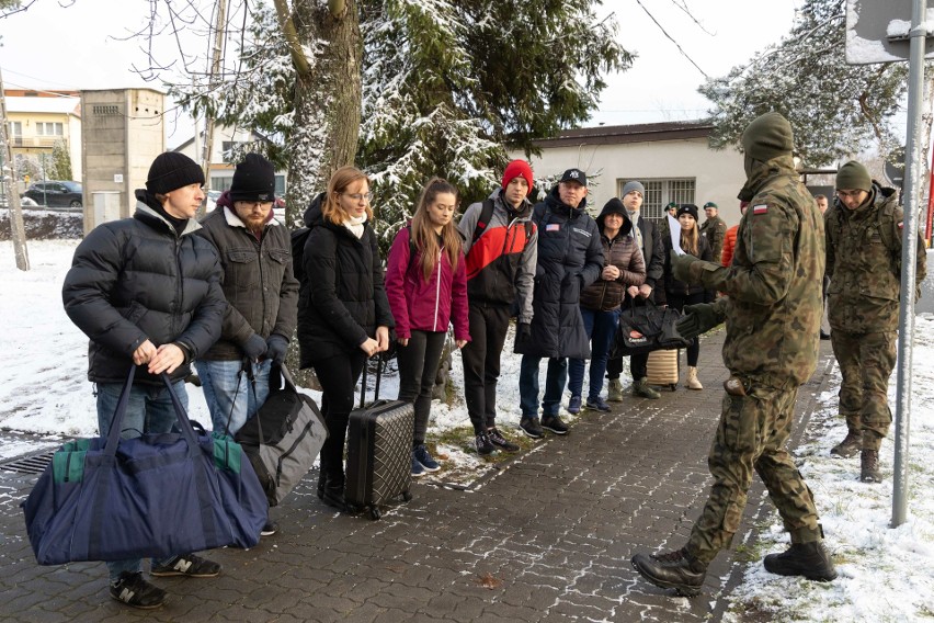 Ponad 90 ochotników stawiło się na kieleckiej Bukówce. Rozpoczęło się szkolenie przyszłych żołnierzy. Zobacz zdjęcia i film