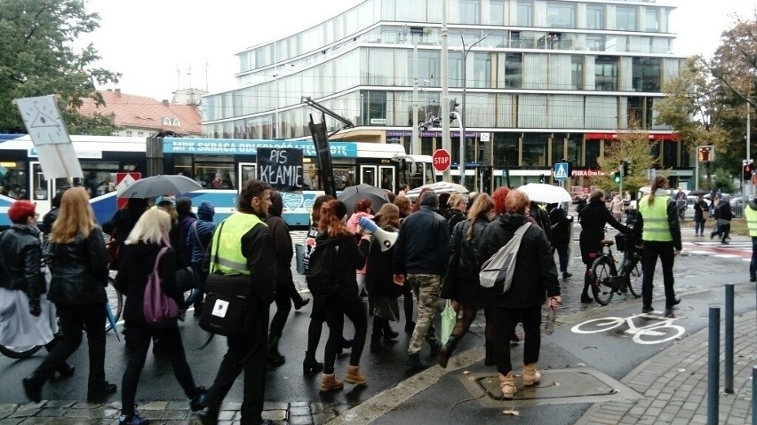 Czarny Wtorek we Wrocławiu. Marsz i protest w Rynku [ZDJĘCIA]