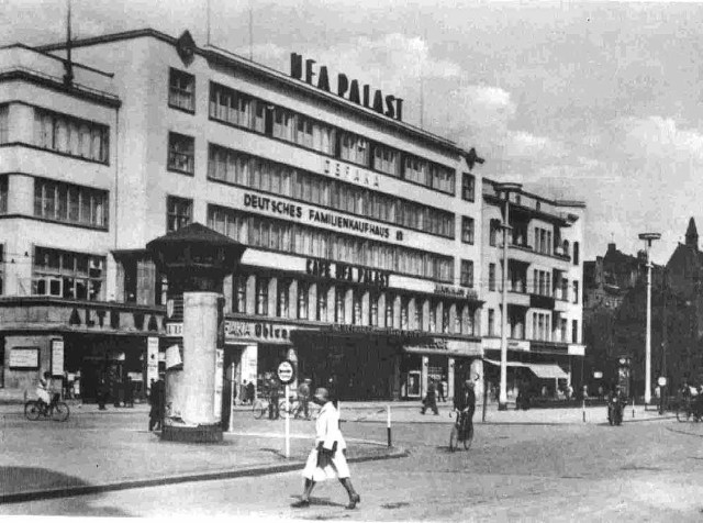 Budynek "Ufa Palast&#8221;, w którym znajdowało się m.in. kino, dom handlowy oraz kawiarnia. Tutaj mógł spędzać wolny czas Kurt, autor pamiętnika.Gmach DeFaKa (Deutsches Familien-Kaufhaus GmbH) uległ znacznym zniszczeniom w czasie nalotów dywanowych na Szczecin w 1944 roku.