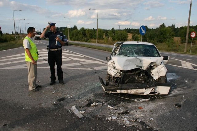W wypadku rannych zostało trzech pasażerów volkswagena, w tym siedmioletni chłopczyk oraz dwie kobiety.