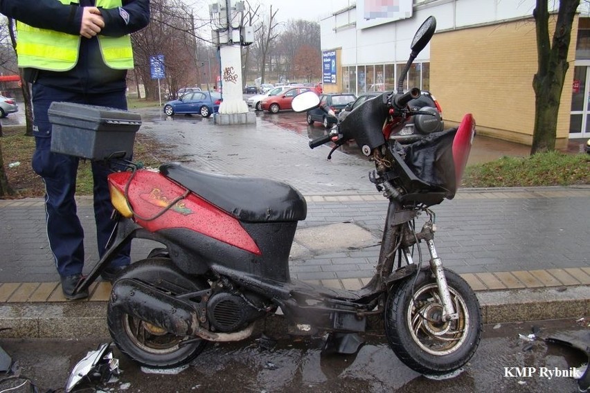 Rybnik: Motorowerzysta wjechał na śliskiej drodze w osobówkę 