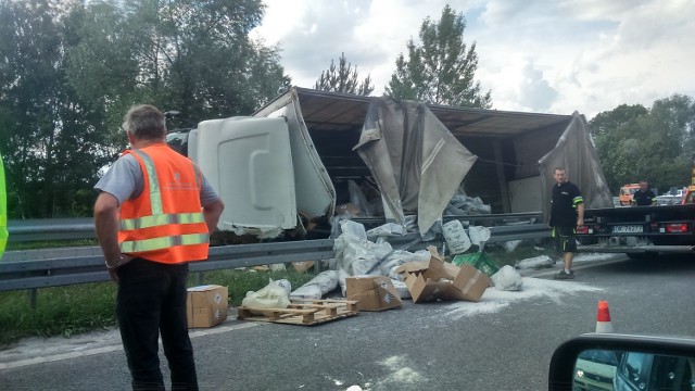 Na al. Armii Krajowej w Kędzierzynie-Koźlu doszło do groźnego wypadku. Na ostrym zakręcie przed os. Piastów wywróciła się ciężarówka z materiałami budowlanymi. Kierowcy na szczęście nic się nie stało. Droga jest przejezdna, na miejscu pomoc drogowa próbuje podnieść ciężarówkę. Przyczyną wypadku byłą nadmierna prędkość.