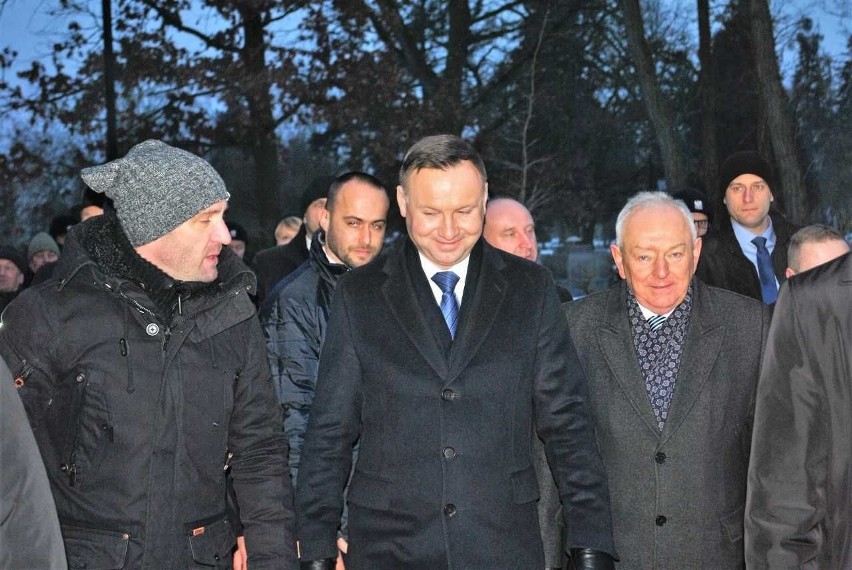 Prezydent Andrzej Duda po otwarciu wystawy w Ciechocinku wybrał się na spacer pod tężnie [zdjęcia]