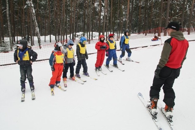 Na stoku na Stadionie trener Piotr Ziębiński uczył chętnych jazdy na nartach