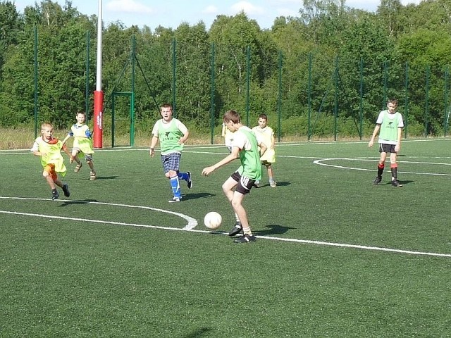 Dzięki dotacji z Ministerstwa Sportu przez całe wakacje dzieci i młodzież gimnazjalna korzystają z zajęć sportowych. 