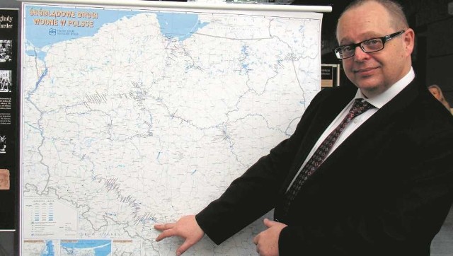 Jakub Stonawski, koordynator Klastra Górnej Wisły pokazuje, gdzie będzie kanał łączący Wisłę z Odrą
