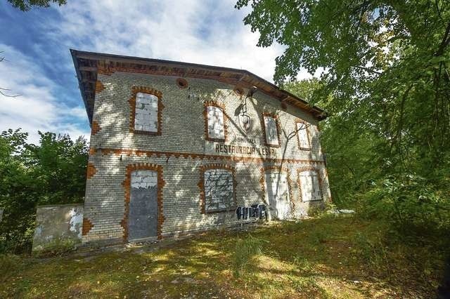 Restauracja Leśna, dawna stacja kolejki wąskotorowej, ponad 100-letni obiekt - znika w oczach. I nikt się tym nie przejmuje...