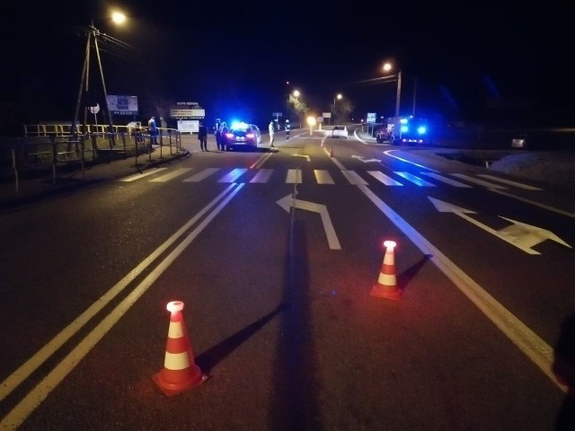 W sobotę, około godz. 22.30, doszło do wypadku. Zdarzenie miało miejsce na skrzyżowaniu DK 61 i 63 w Kisielnicy. 