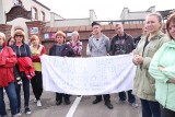 Protest Ukraińców przed Zakładami Mięsnymi Henryk Kania w Pszczynie i Goczałkowicach. Pracownicy żądają wypłat zaległych pieniędzy ZDJĘCIA