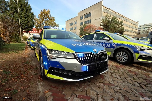 Jak poinformowała Komenda Główna Policji, 100 radiowozów w nowym oznakowaniu do końca tego roku trafi do jednostek terenowych Policji. Zakup nowych aut kosztował prawie 22,4 mln zł,