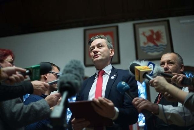 Prezydent Robert Biedroń na konferencji prasowej w Słupsku.