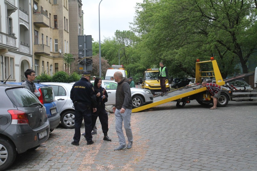 Wrocław: Wywożą auta na lawetach z darmowego parkingu... żeby zrobić płatny [ZDJĘCIA]